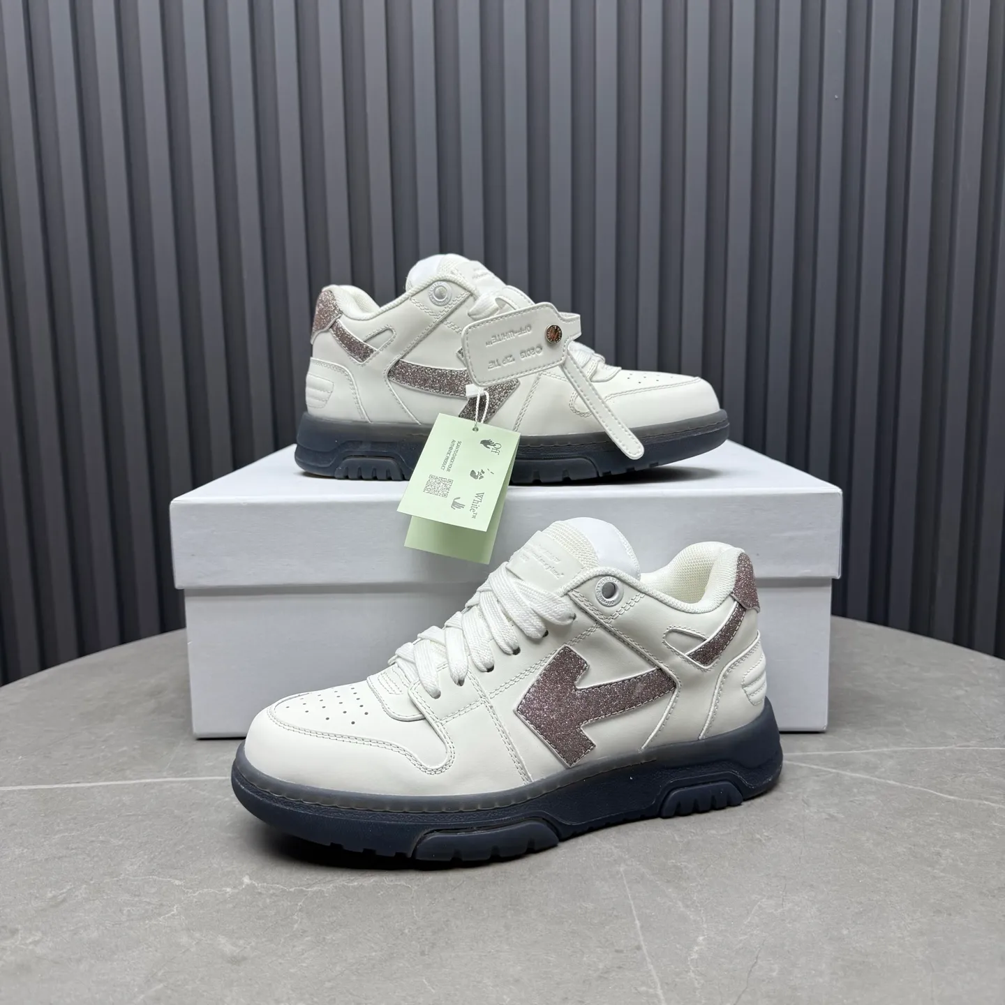 【off- white】P: 620💰Couple model👫, Size: 35-44 (Customized for men 38.45.46) High-quality version👊 "Out of office" series original molding, original lasting, production process 1:1 Original ➰OFF GRAY WHITE OW ➰ First-layer cowhide Imported skin-friendly and environmentally friendly polyester mesh Original molding high elastic and environmentally friendly molding pad Made with the original lasting process. The original molded rubber outsole (never yellows and deforms) has a super correct shape, bright color and strong three-dimensional effect👍. Packaging💯Full set of packaging synchronized with the official website (branded paper, certificate of quality, branded cloth bag)